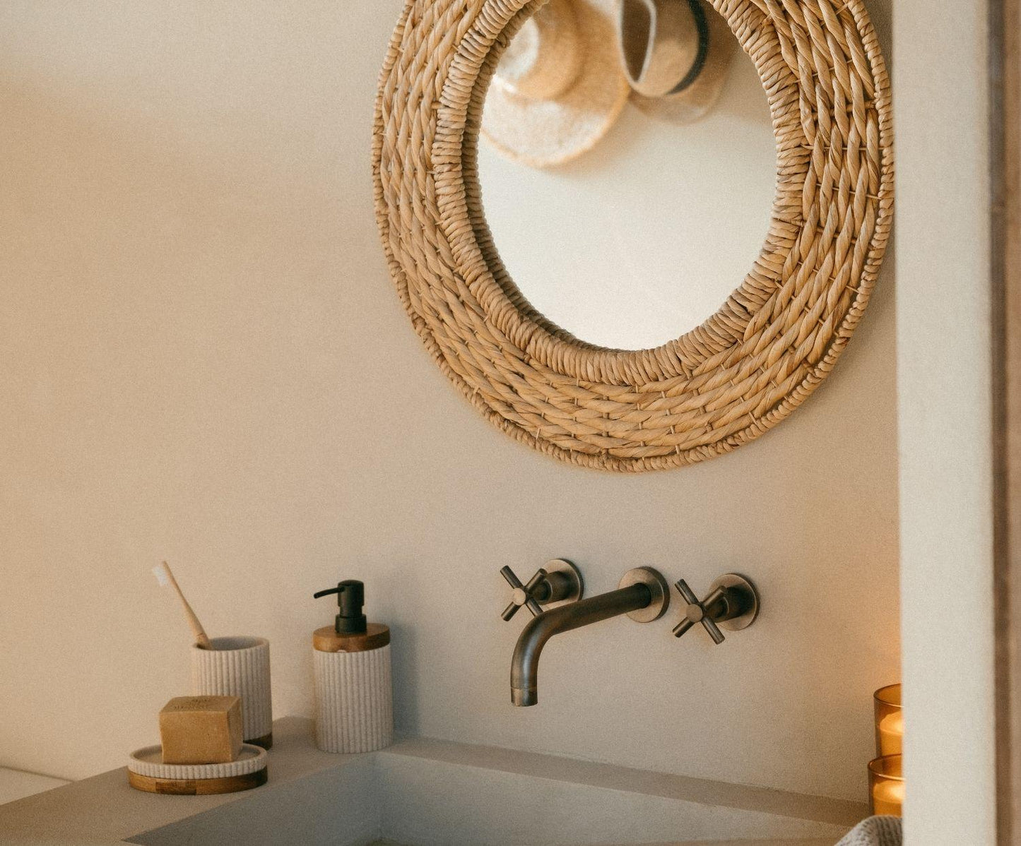 Porta-escovas bege em poliresina e madeira de acácia Ø8×11 cm Andrea House