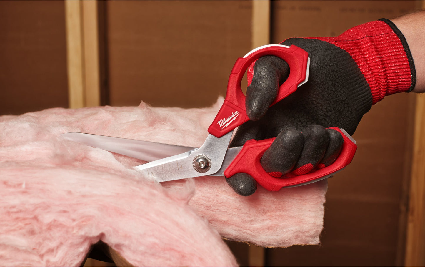 Conjunto especial con herramientas manuales + cargador + bateria + baúl con ruedas Milwaukee