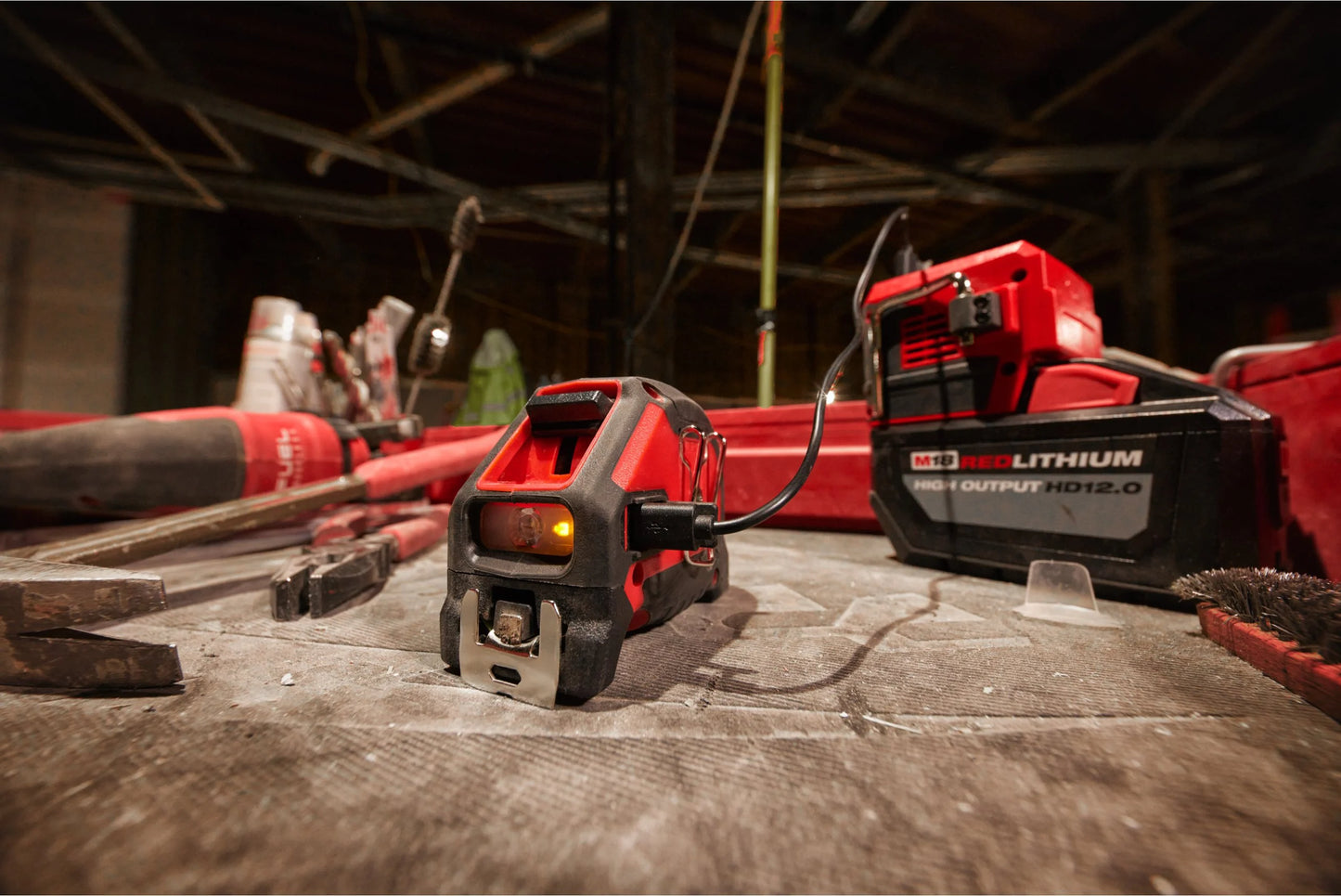 Fita métrica LED magnética de 7,5 m Milwaukee