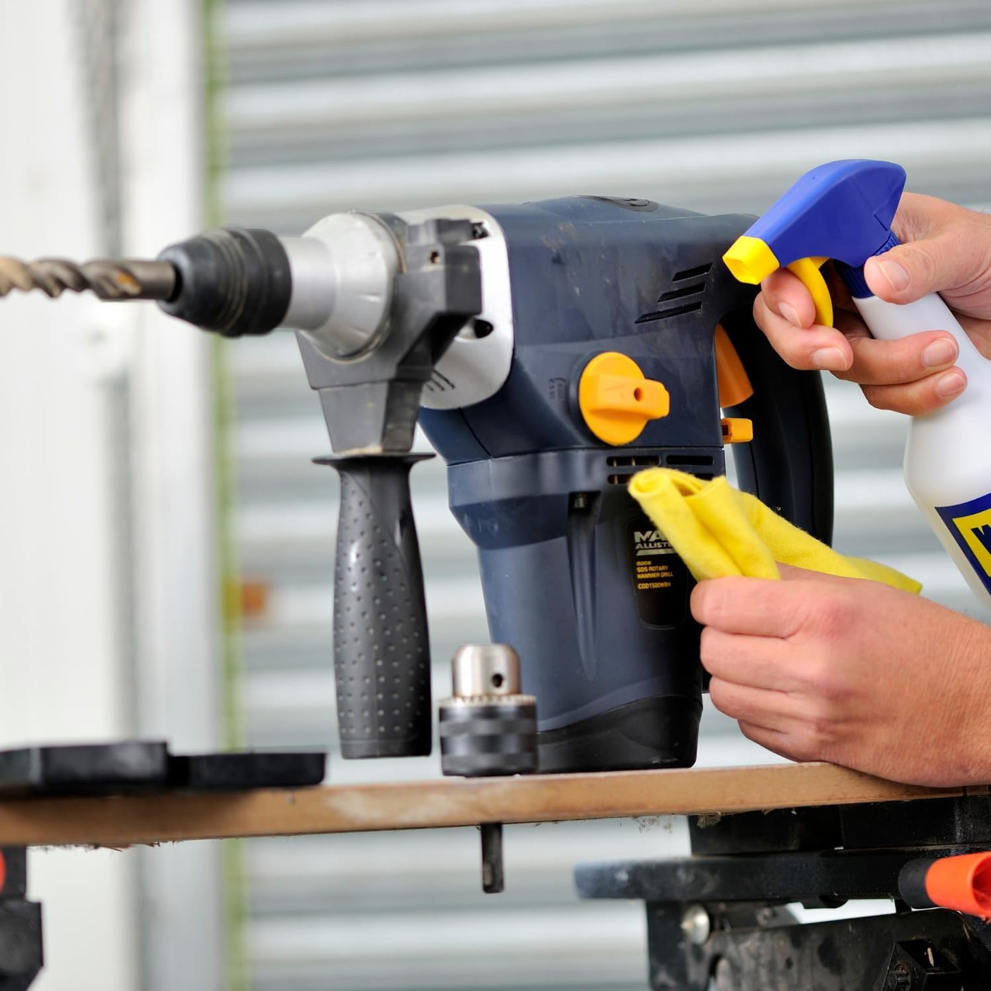 Óleo multiusos em bidão de 5 L + pulverizador WD-40