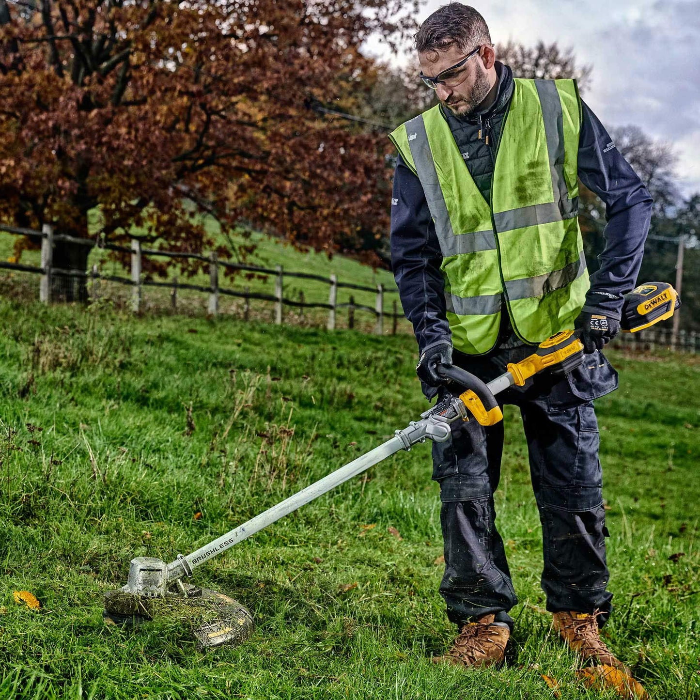 Combo set: Cortasetos DCMHT563 + Cortabordes DCMST561 + 2bat 5ah 18V + Cargador Dewalt DCMST561HT