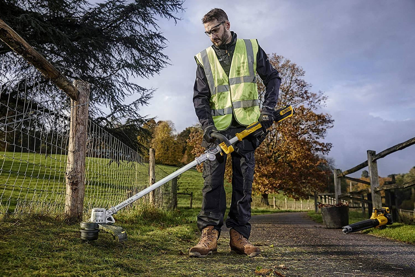 Aparador de relva Dewalt DCMST561P1 XR 18V ​​com cabo dobrável de 36 cm, bateria e carregador