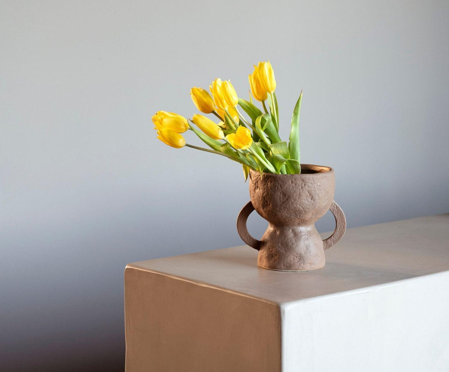 Vaso troféu em cerâmica castanha Migori Andrea House