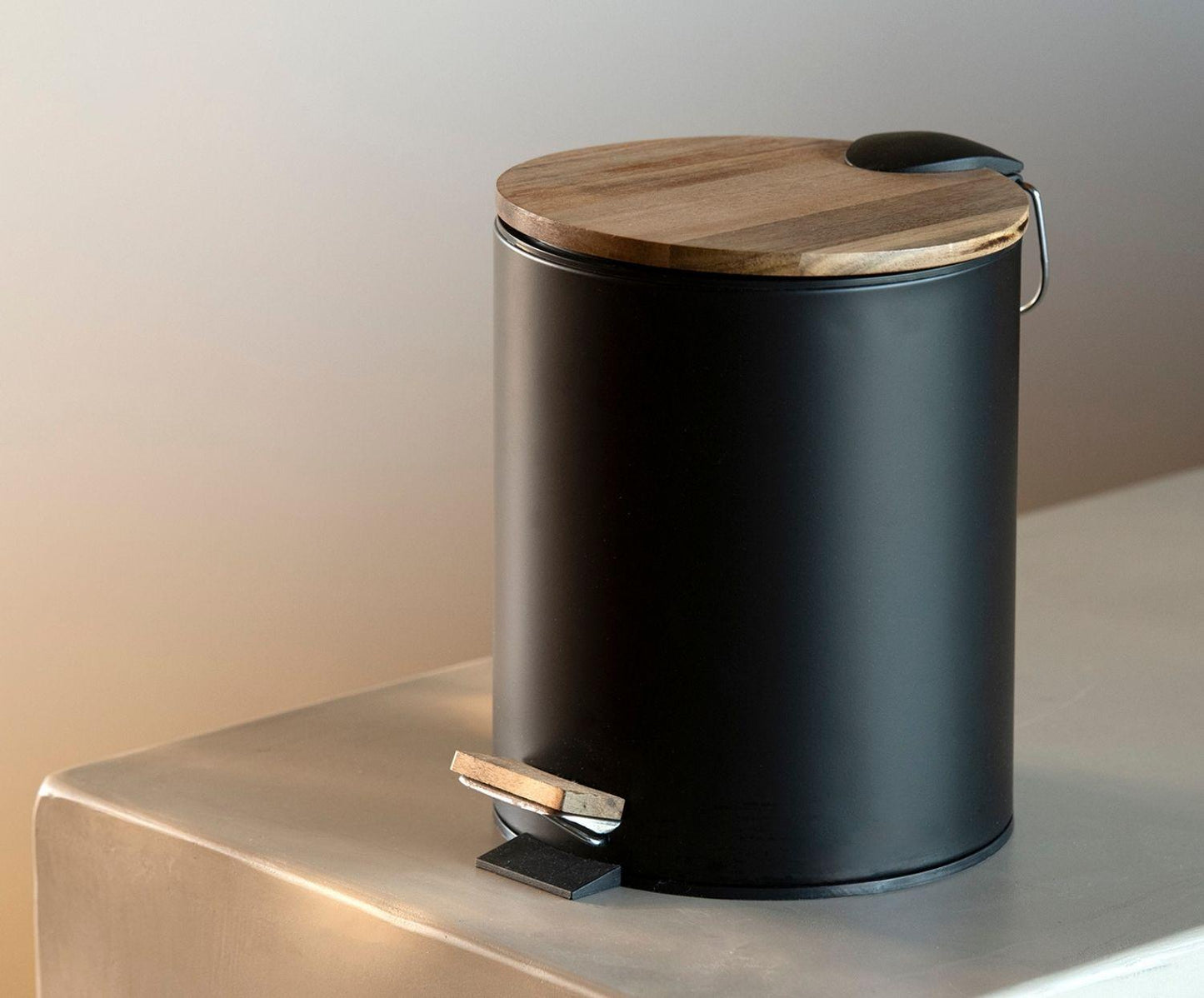 Papelera de baño negra metal y madera 5L Andrea House