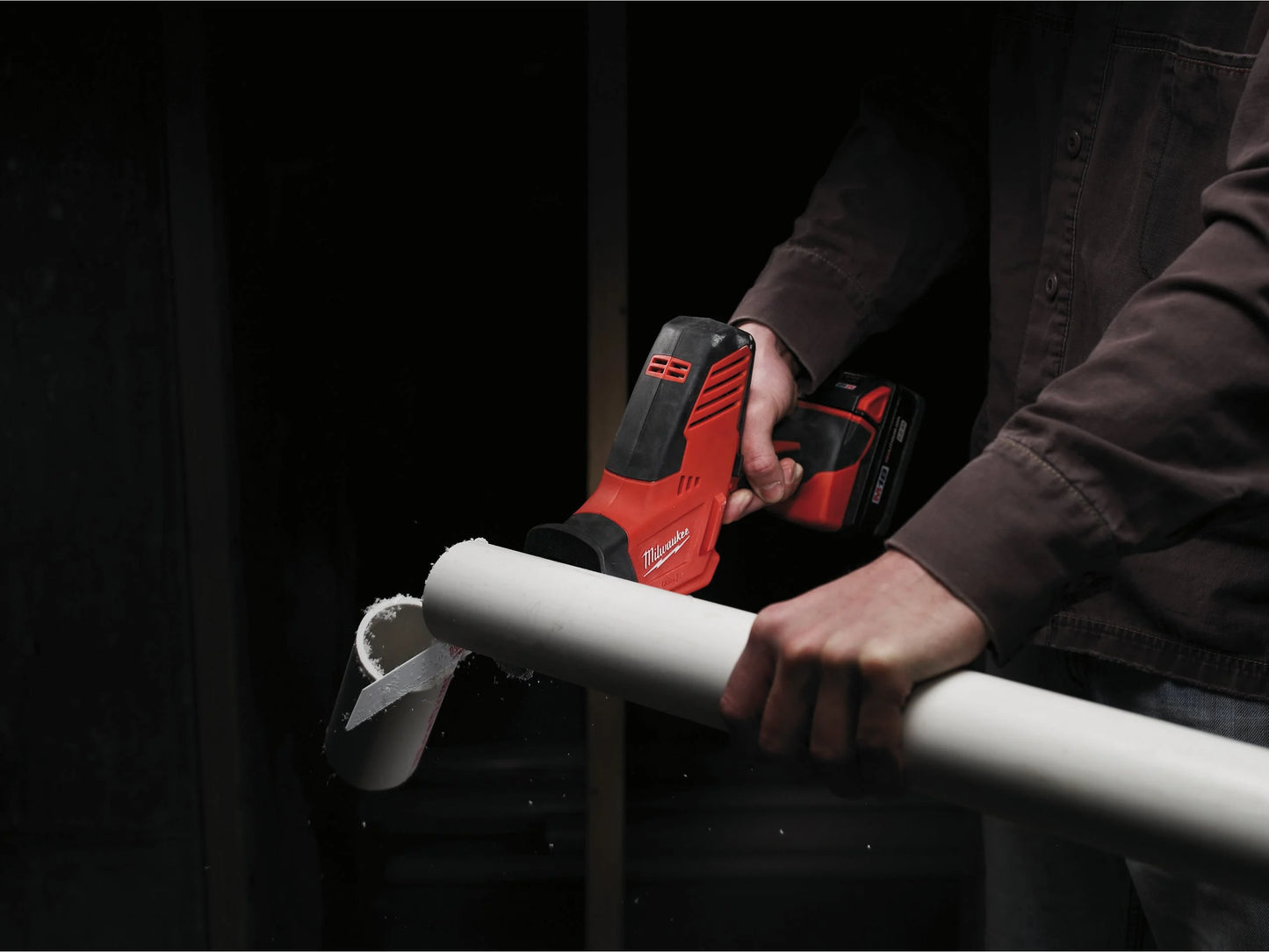 Serra sabre M18 com 2 baterias de 4 Ah + carregador + bolsa Milwaukee C18 HZ-402B