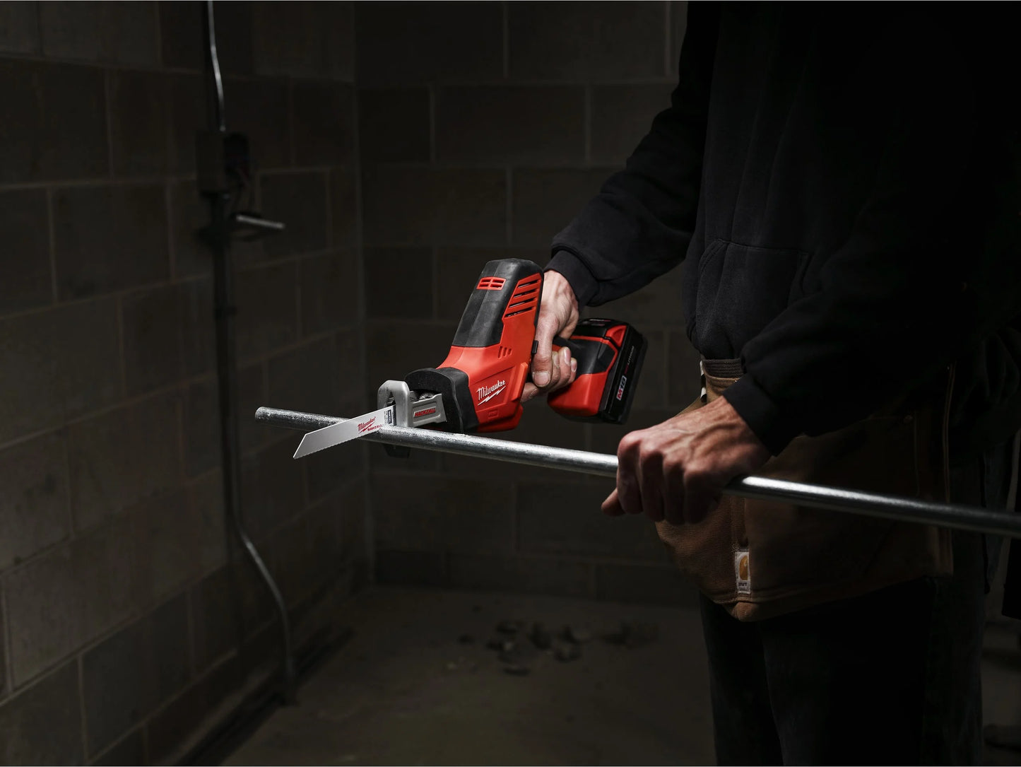 Serra sabre M18 com 2 baterias de 4 Ah + carregador + bolsa Milwaukee C18 HZ-402B