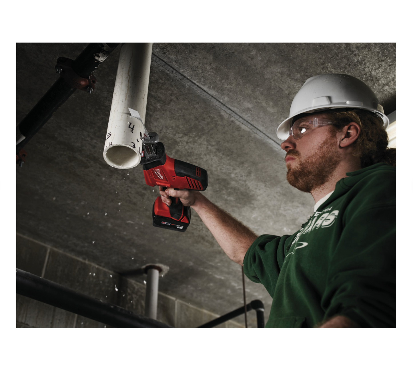 Serra sabre M18 com 2 baterias de 4 Ah + carregador + bolsa Milwaukee C18 HZ-402B