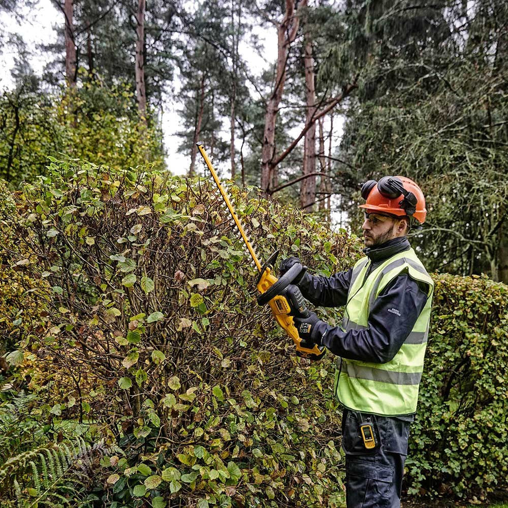 Combo set: Cortasetos DCMHT563 + Cortabordes DCMST561 + 2bat 5ah 18V + Cargador Dewalt DCMST561HT