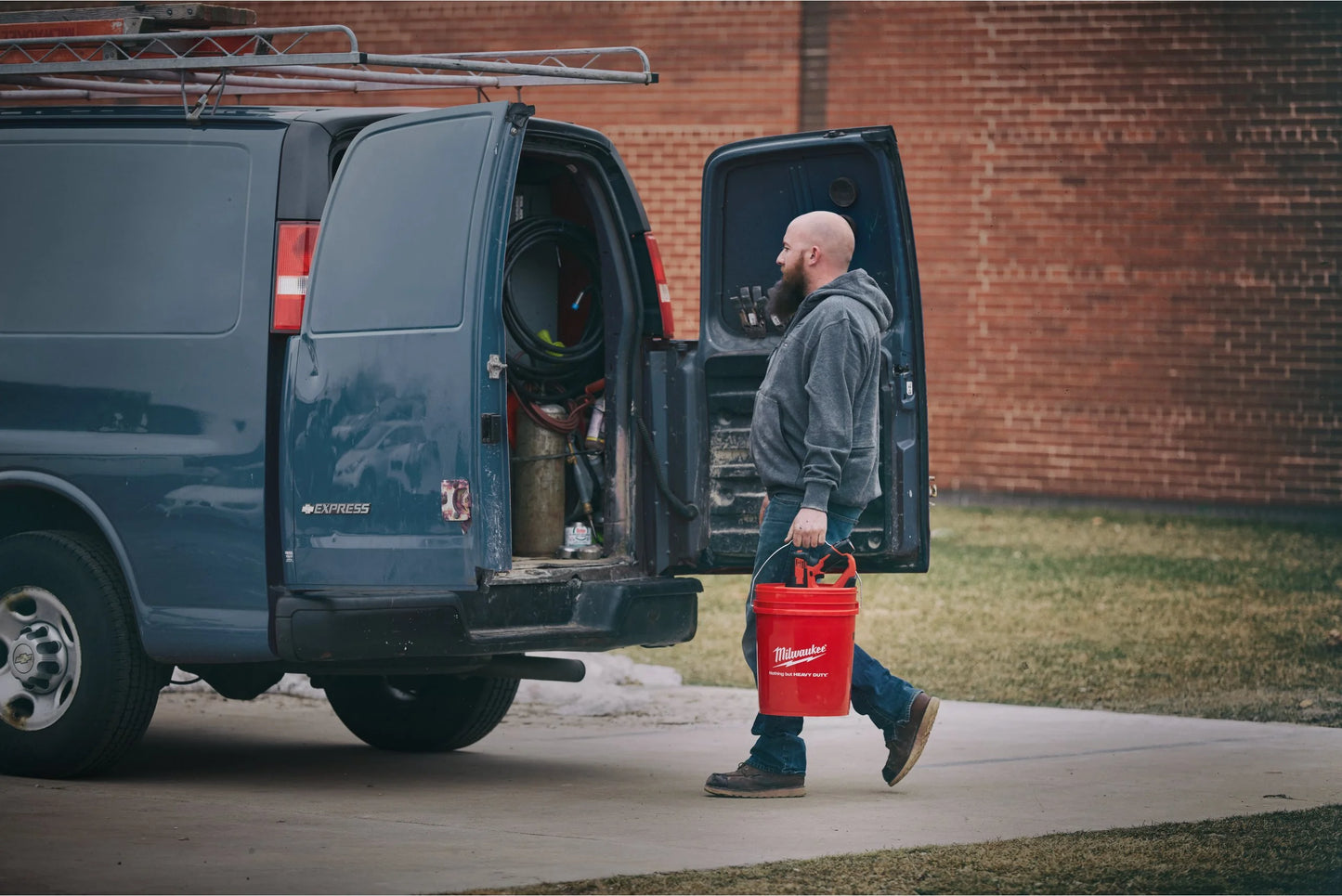 Desentupidor de 8 mm + 2bat 2Ah + carregador + balde de transporte Milwaukee M12 BDC8-202C