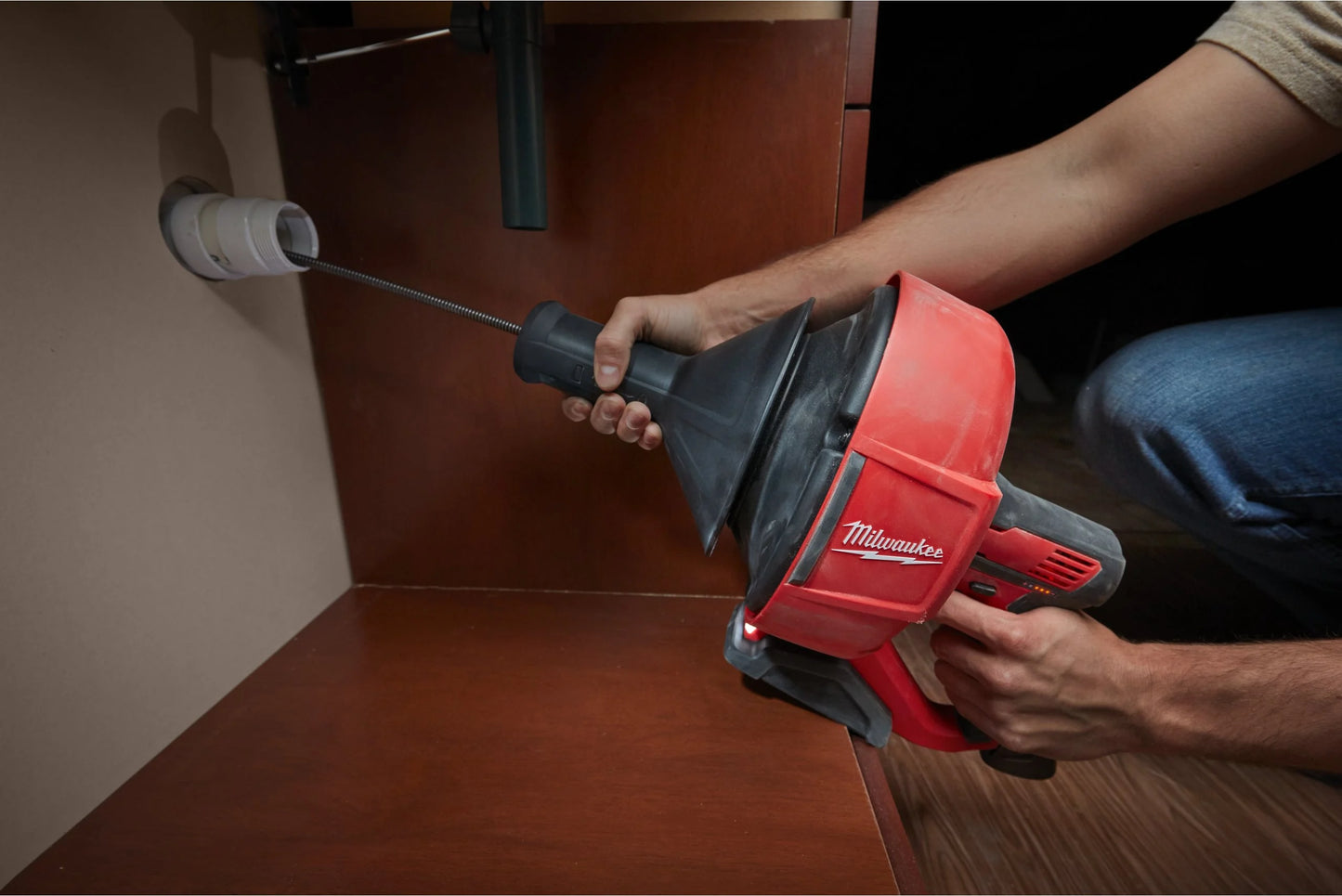 Desentupidor de 8 mm + 2bat 2Ah + carregador + balde de transporte Milwaukee M12 BDC8-202C