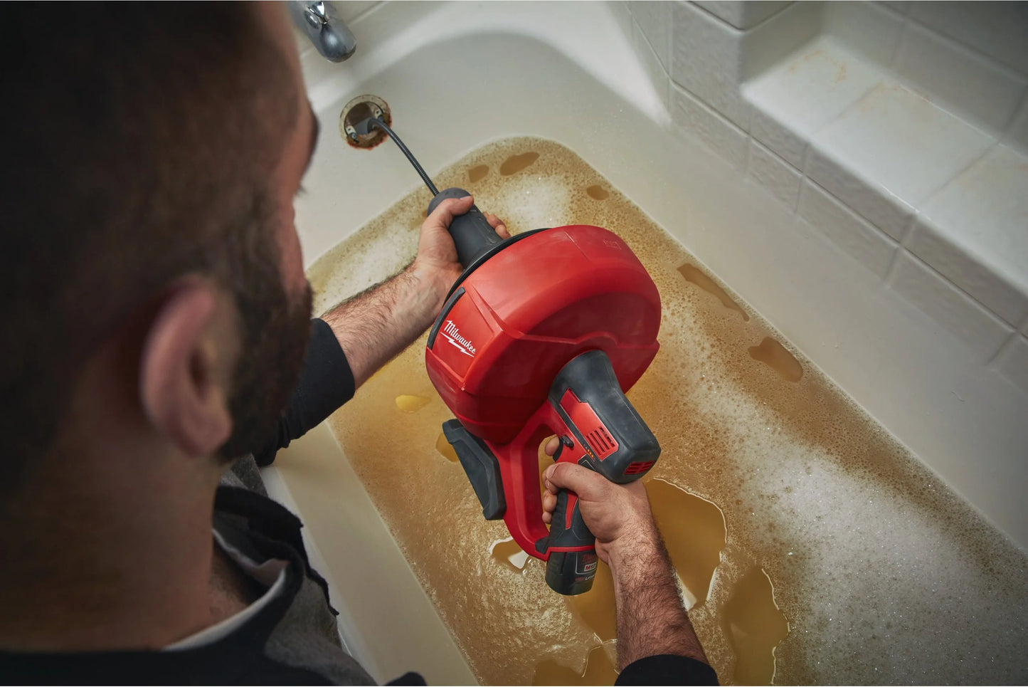 Desentupidor de 8 mm + 2bat 2Ah + carregador + balde de transporte Milwaukee M12 BDC8-202C