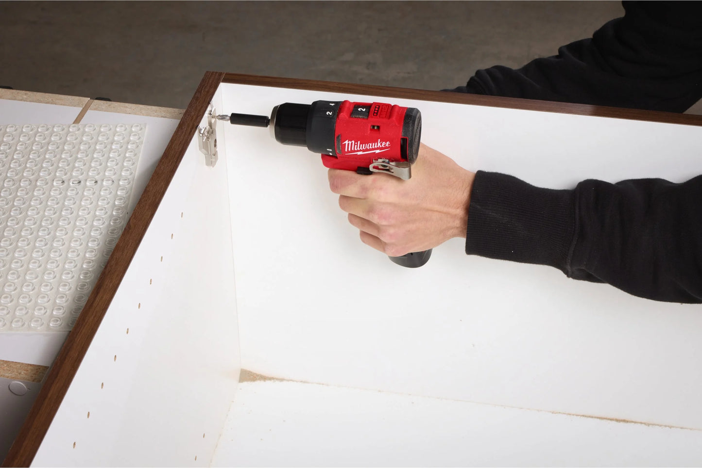 Berbequim/aparafusadora + 2 baterias de 2,0 Ah + Carregador + Maleta Milwaukee M12 BLDDRC-202C