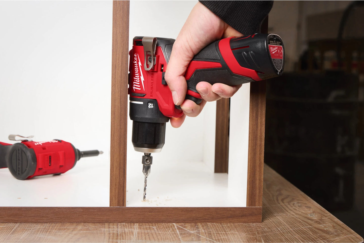 Berbequim/aparafusadora + 2 baterias de 2,0 Ah + Carregador + Maleta Milwaukee M12 BLDDRC-202C