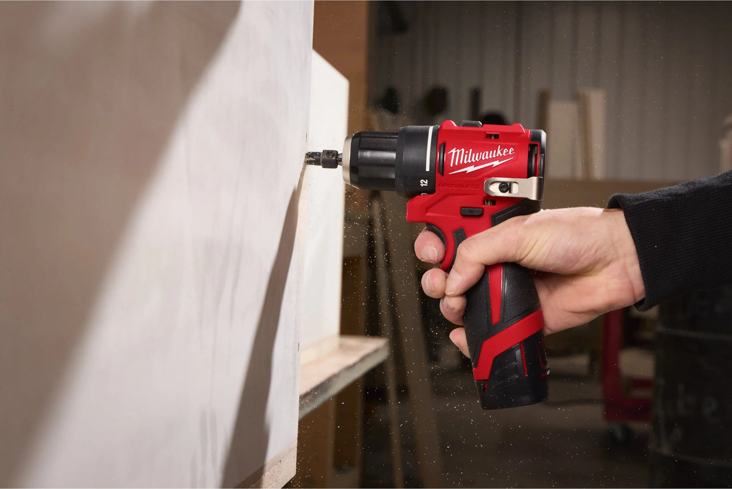 Berbequim/aparafusadora + 2 baterias de 2,0 Ah + Carregador + Maleta Milwaukee M12 BLDDRC-202C