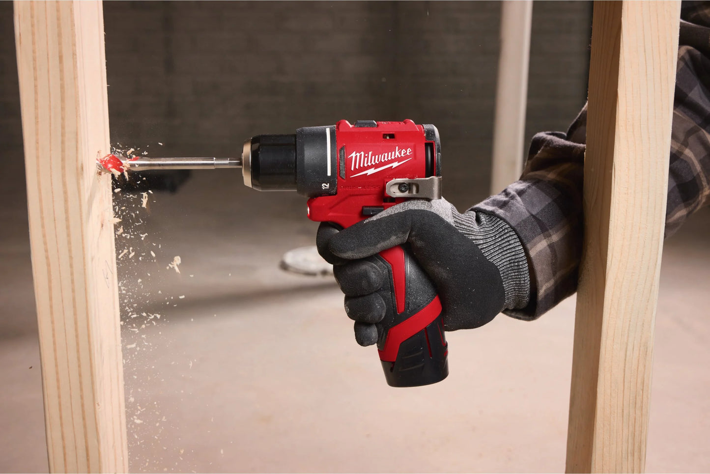 Berbequim/aparafusadora + 2 baterias de 2,0 Ah + Carregador + Maleta Milwaukee M12 BLDDRC-202C