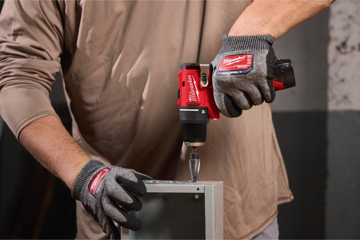 Berbequim/aparafusadora + 2 baterias de 2,0 Ah + Carregador + Maleta Milwaukee M12 BLDDRC-202C