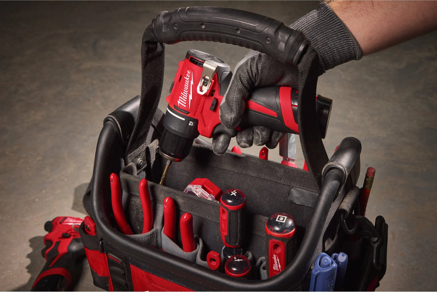 Berbequim/aparafusadora + 2 baterias de 2,0 Ah + Carregador + Maleta Milwaukee M12 BLDDRC-202C