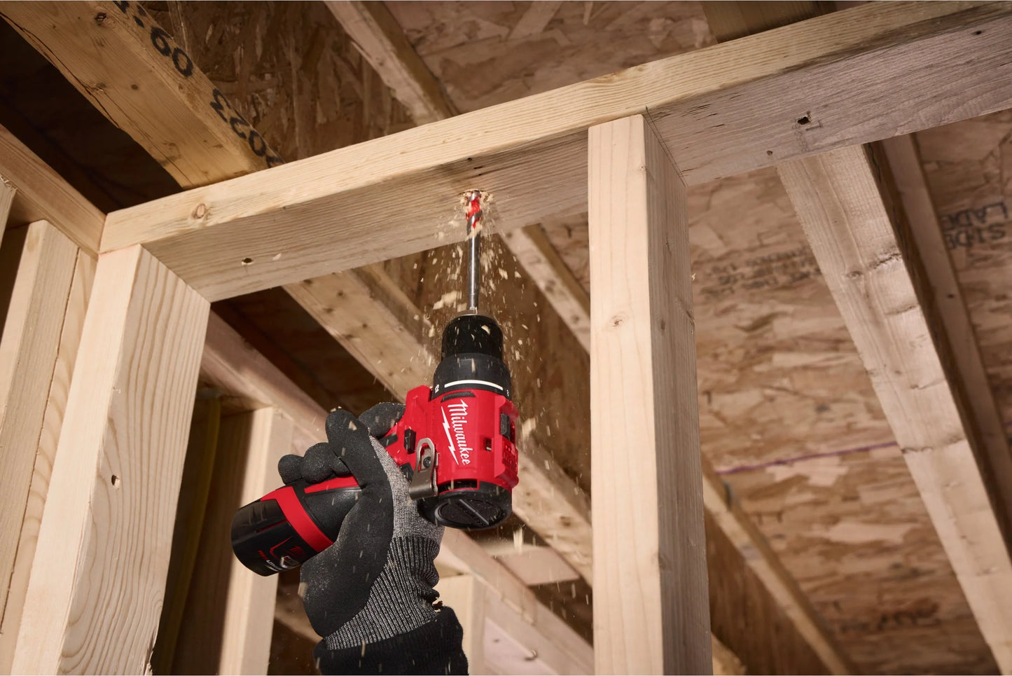 Berbequim/aparafusadora + 2 baterias de 2,0 Ah + Carregador + Maleta Milwaukee M12 BLDDRC-202C