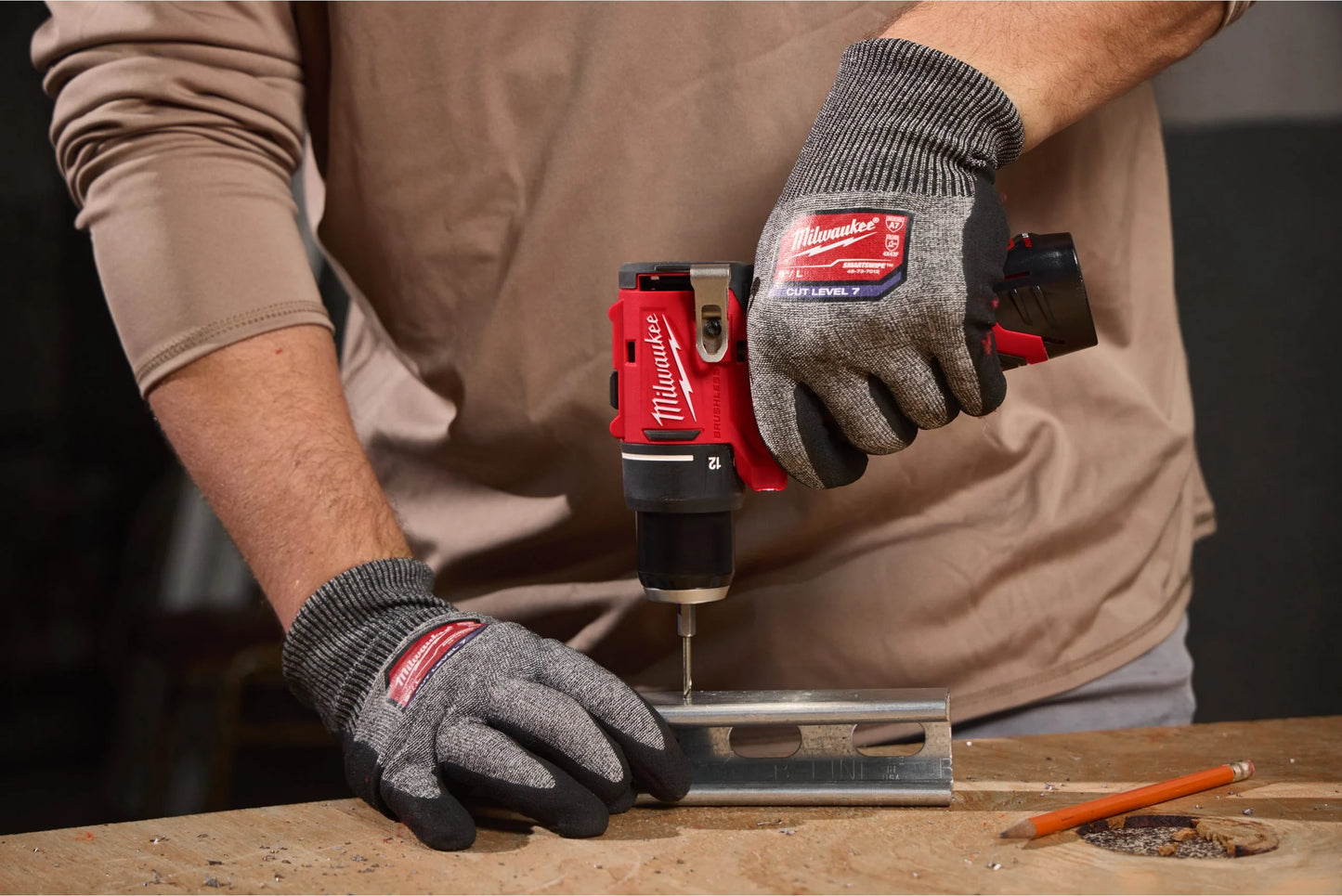 Berbequim/aparafusadora + 2 baterias de 2,0 Ah + Carregador + Maleta Milwaukee M12 BLDDRC-202C