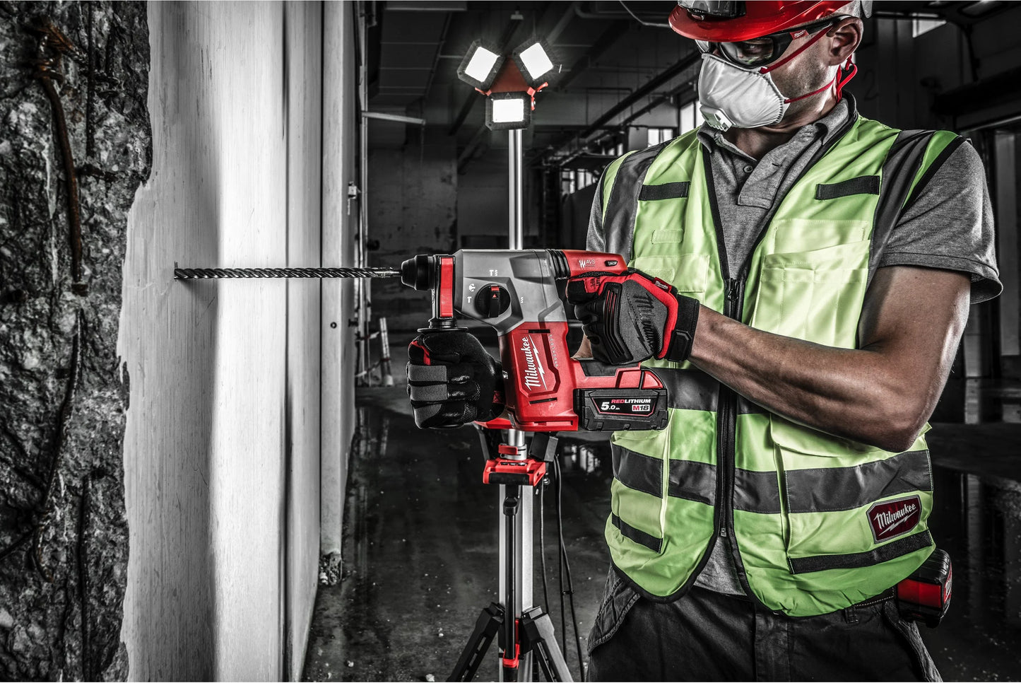 SDS-PLUS 2.3J M18 25mm Combinado Martelo + 2bat 5Ah + Carregador + Estojo Milwaukee M18 BLH-502X